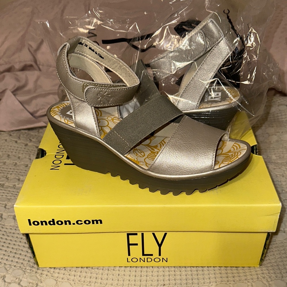 NIB FLY London Women's Silver “Bourgogna” Wedge Sandals sz:38